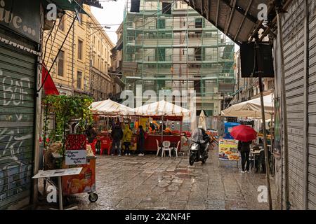 Ein regnerischer Tag auf der Piazza Caracciolo in Palermo in Sizilien Stockfoto