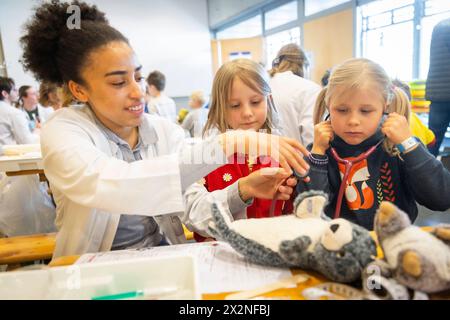 20 Jahre Teddy-Krankenhaus das Teddy-Krankenhaus öffnet in dieser Woche 23. bis 25. April am Universitätsklinikum Carl Gustav Carus Dresden wieder seine Türen. Studierende der Medizinischen Fakultät an der TU Dresden organisiert zum 20. Mal das beliebte Teddy-Krankenhaus. Die Idee: Wenn Kinder spielerisch erfahren, was bei einem Arztbesuch passiert, haben sie weniger Angst, wenn sie selbst mal krank sind. Die Medizinstudierenden wiederum erfahren in der Praxis, wie sie medizinisch komplizierte Sachverhalte einfach und verständlich kommunizieren. Bis zu 20,000 Kinder aus Dresden und Umgebung h Stockfoto