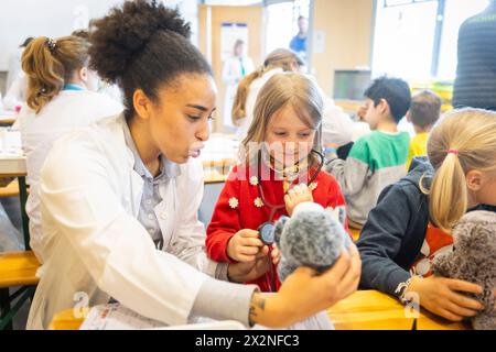 20 Jahre Teddy-Krankenhaus das Teddy-Krankenhaus öffnet in dieser Woche 23. bis 25. April am Universitätsklinikum Carl Gustav Carus Dresden wieder seine Türen. Studierende der Medizinischen Fakultät an der TU Dresden organisiert zum 20. Mal das beliebte Teddy-Krankenhaus. Die Idee: Wenn Kinder spielerisch erfahren, was bei einem Arztbesuch passiert, haben sie weniger Angst, wenn sie selbst mal krank sind. Die Medizinstudierenden wiederum erfahren in der Praxis, wie sie medizinisch komplizierte Sachverhalte einfach und verständlich kommunizieren. Bis zu 20,000 Kinder aus Dresden und Umgebung h Stockfoto