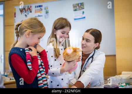 20 Jahre Teddy-Krankenhaus das Teddy-Krankenhaus öffnet in dieser Woche 23. bis 25. April am Universitätsklinikum Carl Gustav Carus Dresden wieder seine Türen. Studierende der Medizinischen Fakultät an der TU Dresden organisiert zum 20. Mal das beliebte Teddy-Krankenhaus. Die Idee: Wenn Kinder spielerisch erfahren, was bei einem Arztbesuch passiert, haben sie weniger Angst, wenn sie selbst mal krank sind. Die Medizinstudierenden wiederum erfahren in der Praxis, wie sie medizinisch komplizierte Sachverhalte einfach und verständlich kommunizieren. Bis zu 20,000 Kinder aus Dresden und Umgebung h Stockfoto