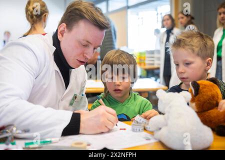 20 Jahre Teddy-Krankenhaus das Teddy-Krankenhaus öffnet in dieser Woche 23. bis 25. April am Universitätsklinikum Carl Gustav Carus Dresden wieder seine Türen. Studierende der Medizinischen Fakultät an der TU Dresden organisiert zum 20. Mal das beliebte Teddy-Krankenhaus. Die Idee: Wenn Kinder spielerisch erfahren, was bei einem Arztbesuch passiert, haben sie weniger Angst, wenn sie selbst mal krank sind. Die Medizinstudierenden wiederum erfahren in der Praxis, wie sie medizinisch komplizierte Sachverhalte einfach und verständlich kommunizieren. Bis zu 20,000 Kinder aus Dresden und Umgebung h Stockfoto