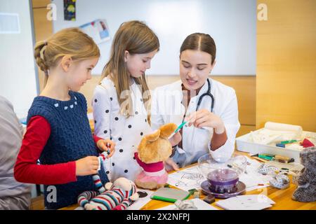 20 Jahre Teddy-Krankenhaus das Teddy-Krankenhaus öffnet in dieser Woche 23. bis 25. April am Universitätsklinikum Carl Gustav Carus Dresden wieder seine Türen. Studierende der Medizinischen Fakultät an der TU Dresden organisiert zum 20. Mal das beliebte Teddy-Krankenhaus. Die Idee: Wenn Kinder spielerisch erfahren, was bei einem Arztbesuch passiert, haben sie weniger Angst, wenn sie selbst mal krank sind. Die Medizinstudierenden wiederum erfahren in der Praxis, wie sie medizinisch komplizierte Sachverhalte einfach und verständlich kommunizieren. Bis zu 20,000 Kinder aus Dresden und Umgebung h Stockfoto