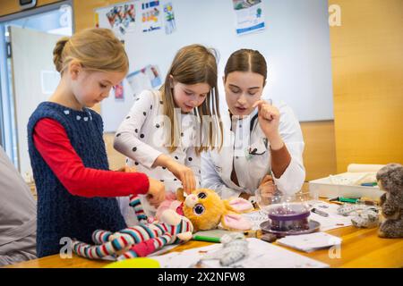 20 Jahre Teddy-Krankenhaus das Teddy-Krankenhaus öffnet in dieser Woche 23. bis 25. April am Universitätsklinikum Carl Gustav Carus Dresden wieder seine Türen. Studierende der Medizinischen Fakultät an der TU Dresden organisiert zum 20. Mal das beliebte Teddy-Krankenhaus. Die Idee: Wenn Kinder spielerisch erfahren, was bei einem Arztbesuch passiert, haben sie weniger Angst, wenn sie selbst mal krank sind. Die Medizinstudierenden wiederum erfahren in der Praxis, wie sie medizinisch komplizierte Sachverhalte einfach und verständlich kommunizieren. Bis zu 20,000 Kinder aus Dresden und Umgebung h Stockfoto