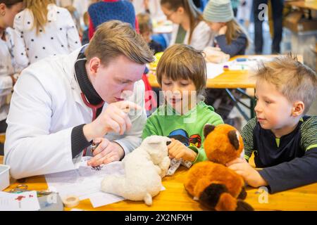 20 Jahre Teddy-Krankenhaus das Teddy-Krankenhaus öffnet in dieser Woche 23. bis 25. April am Universitätsklinikum Carl Gustav Carus Dresden wieder seine Türen. Studierende der Medizinischen Fakultät an der TU Dresden organisiert zum 20. Mal das beliebte Teddy-Krankenhaus. Die Idee: Wenn Kinder spielerisch erfahren, was bei einem Arztbesuch passiert, haben sie weniger Angst, wenn sie selbst mal krank sind. Die Medizinstudierenden wiederum erfahren in der Praxis, wie sie medizinisch komplizierte Sachverhalte einfach und verständlich kommunizieren. Bis zu 20,000 Kinder aus Dresden und Umgebung h Stockfoto