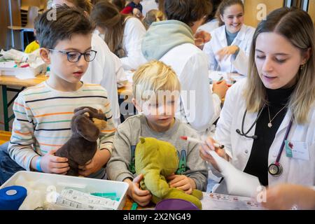 20 Jahre Teddy-Krankenhaus das Teddy-Krankenhaus öffnet in dieser Woche 23. bis 25. April am Universitätsklinikum Carl Gustav Carus Dresden wieder seine Türen. Studierende der Medizinischen Fakultät an der TU Dresden organisiert zum 20. Mal das beliebte Teddy-Krankenhaus. Die Idee: Wenn Kinder spielerisch erfahren, was bei einem Arztbesuch passiert, haben sie weniger Angst, wenn sie selbst mal krank sind. Die Medizinstudierenden wiederum erfahren in der Praxis, wie sie medizinisch komplizierte Sachverhalte einfach und verständlich kommunizieren. Bis zu 20,000 Kinder aus Dresden und Umgebung h Stockfoto