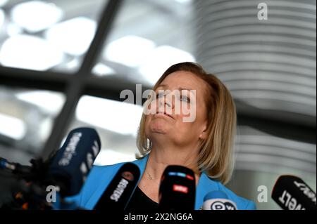 Berlin, Deutschland. April 2024. Bundesinnenministerin Nancy Faeser (SPD) spricht während einer Pressemitteilung im Bundestag. Quelle: Jessica Lichetzki/dpa/Alamy Live News Stockfoto