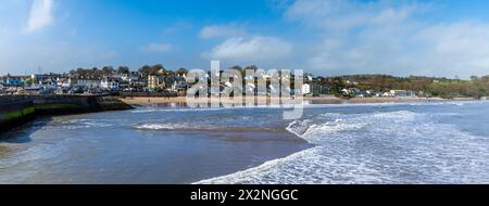 Blick vom Hafen zum Strand im Dorf Saundersfoot, Wales an einem hellen Frühlingstag Stockfoto