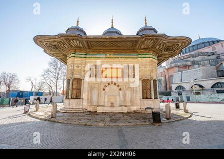 Brunnen Sultan Ahmed III. Und Hagia Sophia, Istanbul, Türkei Stockfoto