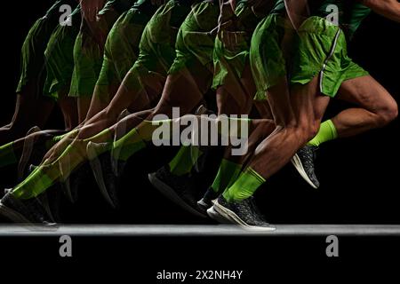 Energie und Stärke. Zugeschnittenes Bild von sportlichen, muskulösen männlichen Beinen in Bewegung, die vor schwarzem Hintergrund mit Stroboskopeffekt laufen Stockfoto