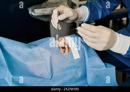 Chirurg mit Maske, der eine Laser-Sehkorrektur im Gesicht der Frau durchführt. Stockfoto