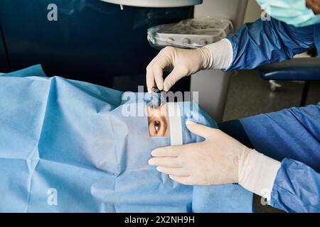 Eine Person in einem Krankenhauskleid führt Operationen unter dramatischer Beleuchtung durch. Stockfoto