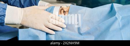 Engagierter Chirurg, der die Lasersichtkorrektur im Gesicht der Frau durchführt. Stockfoto