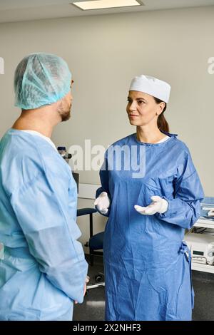 Ein Mann und eine Frau in Peelings diskutieren über die Laser-Sehkorrektur. Stockfoto