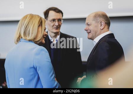 L-R Nancy Faeser SPD, Bundesministerin für Inneres und Heimat, Karl Lauterbach SPD, Bundesminister für Gesundheit, und Olaf Scholz SPD, Bundeskanzler, aufgenommen vor der Fraktionssitzung der SPD-Bundestagsfraktion in Berlin, 23.04.2024. Berlin Deutschland *** L R Nancy Faeser SPD , Bundesministerin des Innern und des Heimatlandes, Karl Lauterbach SPD , Bundesgesundheitsminister, und Olaf Scholz SPD , Bundeskanzler, vor der SPD-Fraktionssitzung in Berlin, 23 04 2024 Berlin Deutschland Copyright: xFlorianxGaertnerxphotothek.dex Stockfoto