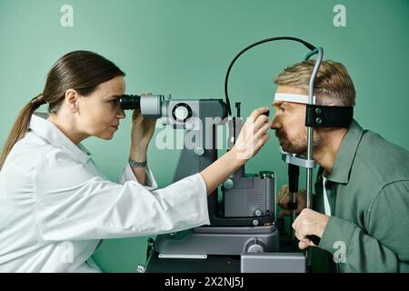 Der Arzt untersucht die Augen eines Mannes mittels Mikroskop in einer Arztpraxis zur Laser-Sehkorrektur. Stockfoto