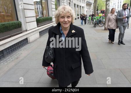 Die ehemalige Postmeisterin Jo Hamilton kommt in Aldwych House in London an, wo die ehemalige Postmeisterin und die ehemalige Unternehmenssekretärin und Generalanwältin von Post Office Ltd, Susan Crichton, im Rahmen der Phasen fünf und sechs der Untersuchung die IT-Untersuchung von Post Office Horizon aussagen wird. die sich mit Governance, Rechtsschutz und wie die Post und andere auf den Skandal reagierten. Bilddatum: Dienstag, 23. April 2024. Stockfoto