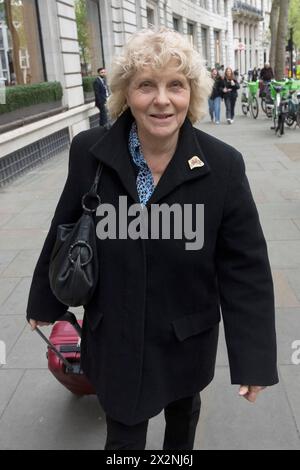 Die ehemalige Postmeisterin Jo Hamilton kommt in Aldwych House in London an, wo die ehemalige Postmeisterin und die ehemalige Unternehmenssekretärin und Generalanwältin von Post Office Ltd, Susan Crichton, im Rahmen der Phasen fünf und sechs der Untersuchung die IT-Untersuchung von Post Office Horizon aussagen wird. die sich mit Governance, Rechtsschutz und wie die Post und andere auf den Skandal reagierten. Bilddatum: Dienstag, 23. April 2024. Stockfoto