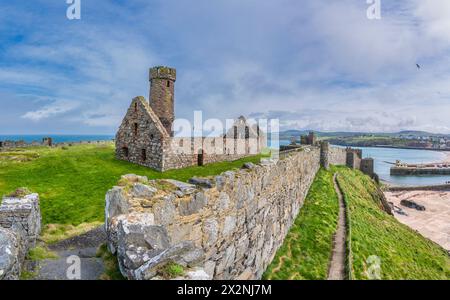 Malerisches Bild auf dem Gelände des historischen Peel Castle and Abbey an der Westküste der Isle of man, hier mit dem Verteidigungsturm der Burg zu sehen Stockfoto