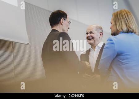 L-R Karl Lauterbach SPD, Bundesminister für Gesundheit, Olaf Scholz SPD, Bundeskanzler, und Nancy Faeser SPD, Bundesministerin für Inneres und Heimat, aufgenommen vor der Fraktionssitzung der SPD-Bundestagsfraktion in Berlin, 23.04.2024. Berlin Deutschland *** L R Karl Lauterbach SPD , Bundesgesundheitsminister Olaf Scholz SPD , Bundeskanzler, und Nancy Faeser SPD , Bundesministerin des Innern und des Heimatlandes, vor der SPD-Fraktionssitzung in Berlin, 23 04 2024 Berlin Deutschland Copyright: xFlorianxGaertnerxphotothek.dex Stockfoto