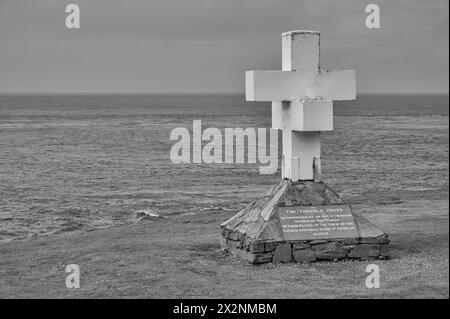 Das Bild zeigt das Thousla Memorial Cross am Sound an der südlichsten Spitze der Isle man mit Blick auf die Insel Calf of man. Stockfoto