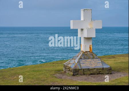 Das Bild zeigt das Thousla Memorial Cross am Sound an der südlichsten Spitze der Isle man mit Blick auf die Insel Calf of man. Stockfoto