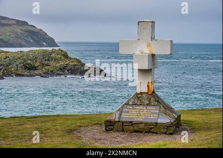 Das Bild zeigt das Thousla Memorial Cross am Sound an der südlichsten Spitze der Isle man mit Blick auf die Insel Calf of man. Stockfoto