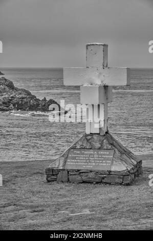 Das Bild zeigt das Thousla Memorial Cross am Sound an der südlichsten Spitze der Isle man mit Blick auf die Insel Calf of man. Stockfoto