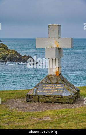 Das Bild zeigt das Thousla Memorial Cross am Sound an der südlichsten Spitze der Isle man mit Blick auf die Insel Calf of man. Stockfoto