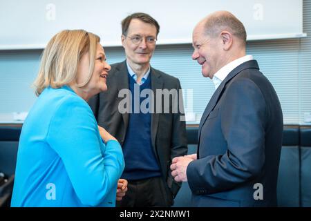 SPD Bundestagsfraktion vor der Fraktionssitzung aktuell, 23.04.2024, Berlin, Bundesinnenministerin Nancy Faeser SPD und Bundesgesundheitsminister Karl Lauterbach SPD im gespraech mit Bundeskanzler Olaf Scholz SPD im Vorfeld der Fraktionssitzung des Deutschen Bundestages der SPD Bundestagsfraktion im Reichstagsgebaeude Berlin Deutschland *** SPD Bundestagsfraktion vor der Fraktionsfraktion aktuell, 23. April 2024, Berlin, Bundesinnenministerin Nancy Faeser SPD und Bundesgesundheitsminister Karl Lauterbach SPD im Gespräch mit Bundeskanzler Olaf Scho Stockfoto