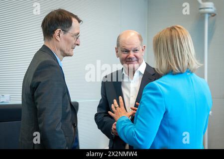 SPD Bundestagsfraktion vor der Fraktionssitzung aktuell, 23.04.2024, Berlin, Bundesinnenministerin Nancy Faeser SPD und Bundesgesundheitsminister Karl Lauterbach SPD im gespraech mit Bundeskanzler Olaf Scholz SPD im Vorfeld der Fraktionssitzung des Deutschen Bundestages der SPD Bundestagsfraktion im Reichstagsgebaeude Berlin Deutschland *** SPD Bundestagsfraktion vor der Fraktionsfraktion aktuell, 23. April 2024, Berlin, Bundesinnenministerin Nancy Faeser SPD und Bundesgesundheitsminister Karl Lauterbach SPD im Gespräch mit Bundeskanzler Olaf Scho Stockfoto