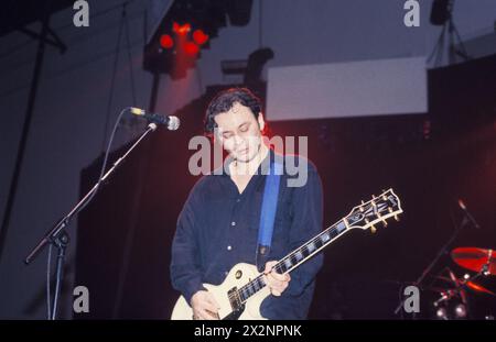 MANIC STREET PREACHERS, POST-RICHEY COMEBACK-AUFTRITT, 1996: James Dean Bradfield von der walisischen Band Manic Street Preachers spielte am 19. März 1996 in der Cardiff International Arena in Wales, Großbritannien als Support für Oasis. Foto: Rob Watkins. INFO: Dieses Konzert war die walisische Band Manic Street Preachers, die nach dem Verschwinden ihres Texters Richey Edwards wieder auf Tournee ging. Auf dieser Tour präsentierten sie Songs wie „Design for Life“ aus ihrem legendären Album „Everything Must Go“. Stockfoto