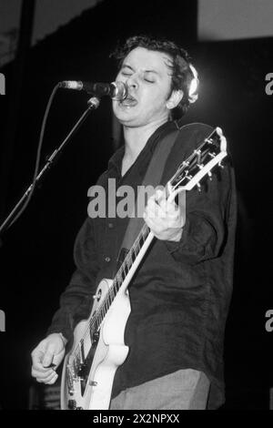 MANIC STREET PREACHERS, POST-RICHEY COMEBACK-AUFTRITT, 1996: James Dean Bradfield von der walisischen Band Manic Street Preachers spielte am 19. März 1996 in der Cardiff International Arena in Wales, Großbritannien als Support für Oasis. Foto: Rob Watkins. INFO: Dieses Konzert war die walisische Band Manic Street Preachers, die nach dem Verschwinden ihres Texters Richey Edwards wieder auf Tournee ging. Auf dieser Tour präsentierten sie Songs wie „Design for Life“ aus ihrem legendären Album „Everything Must Go“. Stockfoto