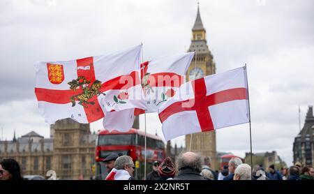 London, Großbritannien. April 2024. Rechtsextreme Proteste in Whitehall London am St. Georges Day, inmitten einer großen Polizeipräsenz Credit: Ian Davidson/Alamy Live News Stockfoto