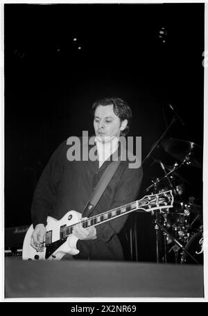 MANIC STREET PREACHERS, POST-RICHEY COMEBACK-AUFTRITT, 1996: James Dean Bradfield von der walisischen Band Manic Street Preachers spielte am 19. März 1996 in der Cardiff International Arena in Wales, Großbritannien als Support für Oasis. Foto: Rob Watkins. INFO: Dieses Konzert war die walisische Band Manic Street Preachers, die nach dem Verschwinden ihres Texters Richey Edwards wieder auf Tournee ging. Auf dieser Tour präsentierten sie Songs wie „Design for Life“ aus ihrem legendären Album „Everything Must Go“. Stockfoto