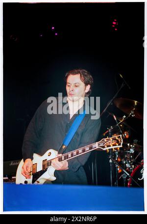 MANIC STREET PREACHERS, POST-RICHEY COMEBACK-AUFTRITT, 1996: James Dean Bradfield von der walisischen Band Manic Street Preachers spielte am 19. März 1996 in der Cardiff International Arena in Wales, Großbritannien als Support für Oasis. Foto: Rob Watkins. INFO: Dieses Konzert war die walisische Band Manic Street Preachers, die nach dem Verschwinden ihres Texters Richey Edwards wieder auf Tournee ging. Auf dieser Tour präsentierten sie Songs wie „Design for Life“ aus ihrem legendären Album „Everything Must Go“. Stockfoto