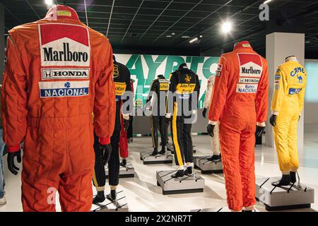 Turin, Italien. April 2024. Museo Nazionale Automobile, Turin, Italien, 23. April 2024, Senna Rennanzüge während AYRTON SENNA FOREVER - Mostra - Reportage Credit: Live Media Publishing Group/Alamy Live News Stockfoto