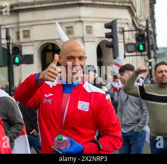 London, großbritannien, 23. April 2024 der rechte Protest am St. George’s Day march hat London heute Nachmittag zum Stillstand gebracht, als die Demonstranten Whitehall heute Nachmittag in beide Richtungen von einer riesigen Menschenmenge blockiert wird, die England Flaggen hält. Credit: Richard Lincoln/Alamy Live News Stockfoto