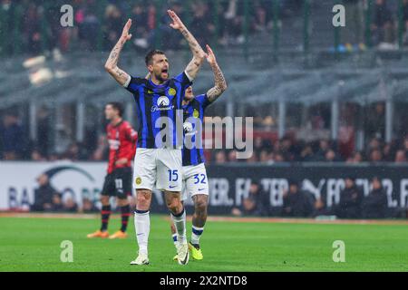 Francesco Acerbi vom FC Internazionale feiert, nachdem er während des Fußballspiels der Serie A 2023/24 zwischen dem AC Milan und dem FC Internazionale im San Siro Stadion ein Tor geschossen hat. Endergebnis; Mailand 1:2 Inter. Stockfoto