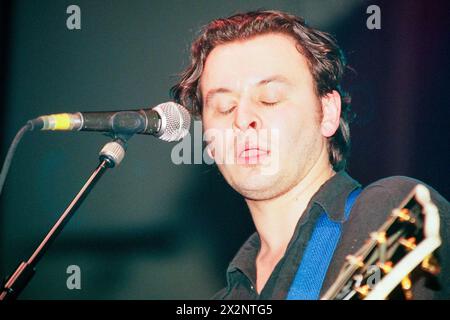 MANIC STREET PREACHERS, POST-RICHEY COMEBACK-AUFTRITT, 1996: James Dean Bradfield von der walisischen Band Manic Street Preachers spielte am 19. März 1996 in der Cardiff International Arena in Wales, Großbritannien als Support für Oasis. Foto: Rob Watkins. INFO: Dieses Konzert war die walisische Band Manic Street Preachers, die nach dem Verschwinden ihres Texters Richey Edwards wieder auf Tournee ging. Auf dieser Tour präsentierten sie Songs wie „Design for Life“ aus ihrem legendären Album „Everything Must Go“. Stockfoto