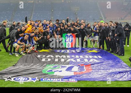 Die Spieler und Mitarbeiter des FC Internazionale feiern ihren Sieg am Ende des Fußballspiels der Serie A 2023/24 zwischen dem AC Milan und dem FC Internazionale im San Siro Stadion. Endergebnis; Mailand 1:2 Inter. Stockfoto