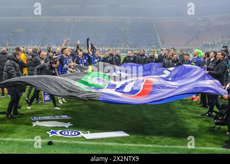 Die Spieler und Mitarbeiter des FC Internazionale feiern ihren Sieg am Ende des Fußballspiels der Serie A 2023/24 zwischen dem AC Milan und dem FC Internazionale im San Siro Stadion. Endergebnis; Mailand 1:2 Inter. Stockfoto