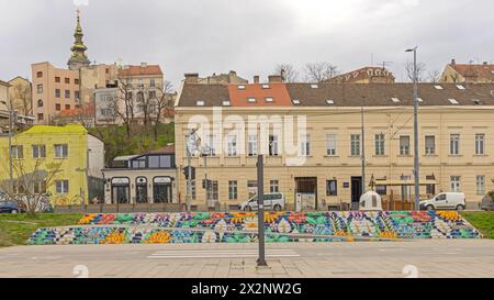 Belgrad, Serbien - 11. März 2024: Farbenfrohe florale Treppe vor den Altstadthäusern im Winter vom Fluss aus. Stockfoto