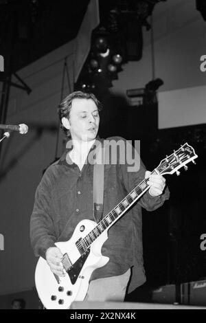 MANIC STREET PREACHERS, POST-RICHEY COMEBACK-AUFTRITT, 1996: James Dean Bradfield von der walisischen Band Manic Street Preachers spielte am 19. März 1996 in der Cardiff International Arena in Wales, Großbritannien als Support für Oasis. Foto: Rob Watkins. INFO: Dieses Konzert war die walisische Band Manic Street Preachers, die nach dem Verschwinden ihres Texters Richey Edwards wieder auf Tournee ging. Auf dieser Tour präsentierten sie Songs wie „Design for Life“ aus ihrem legendären Album „Everything Must Go“. Stockfoto