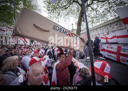 London, Großbritannien. April 2024. Nationalistische Aktivisten versammeln sich am St. Georges Day in Whitehall, um ihre Unterstützung für Tommy Robinson zu zeigen, der auf einer organisierten Kundgebung sprechen soll. Robinson wurde bei einem marsch gegen Antisemitismus verhaftet, nachdem Organisatoren sagten, er sei nicht willkommen. Ein hochrangiger MET-Polizist, der die Ausbreitungsanordnung unterzeichnete, hatte zuvor dem Westminster Magistrates' Court mitgeteilt, dass er das falsche Datum verwendet habe. Am Dienstag entschied Bezirksrichter Daniel Sternberg, dass es keinen Fall gäbe. Guy Corbishley/Alamy Live News Stockfoto