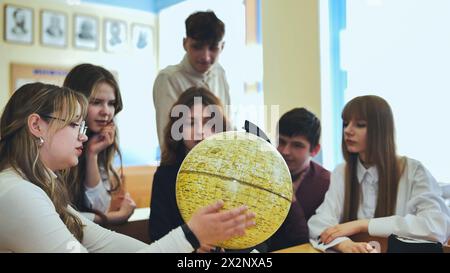 High-School-Schüler, die auf die gelbe Mondkugel schauen. Stockfoto