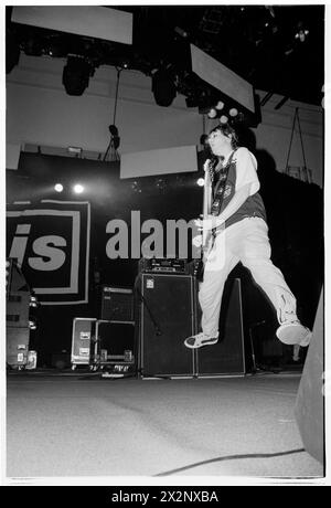 MANIC STREET PREACHERS, POST-RICHEY COMEBACK-AUFTRITT, 1996: Nicky Wire von der walisischen Band Manic Street Preachers, die am 19. März 1996 als Support für Oasis in der Cardiff International Arena in Wales, Großbritannien spielte. Foto: Rob Watkins. INFO: Dieses Konzert war die walisische Band Manic Street Preachers, die nach dem Verschwinden ihres Texters Richey Edwards wieder auf Tournee ging. Auf dieser Tour präsentierten sie Songs wie „Design for Life“ aus ihrem legendären Album „Everything Must Go“. Stockfoto