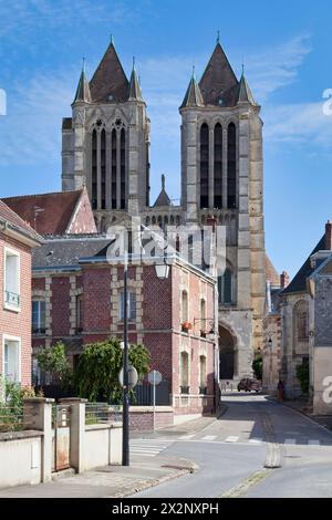 Die Kathedrale Notre-Dame von Noyon ist eine katholische Kirche im Zentrum der Stadt Noyon, im Departement Oise im Hauts-de-France regio Stockfoto