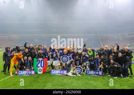 Mailand, Italien. April 2024. Die Spieler und Mitarbeiter des FC Internazionale feiern ihren Sieg am Ende des Fußballspiels der Serie A 2023/24 zwischen dem AC Milan und dem FC Internazionale im San Siro Stadion. Endergebnis; Mailand 1:2 Inter. (Foto: Fabrizio Carabelli/SOPA Images/SIPA USA) Credit: SIPA USA/Alamy Live News Stockfoto