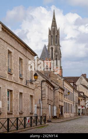 Die cathédrale Notre-Dame de Senlis ist eine römisch-katholische Kathedrale mit gotischer Architektur. Es ist ein Denkmal im Departement Oise in Senlis Stockfoto