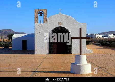 Die hübsche weiße Kirche La Ermita de Nuestra Señora del Buen Viaje in El Cotillo, Fuerteventura, den Kanarischen Inseln, Spanien, Stockfoto